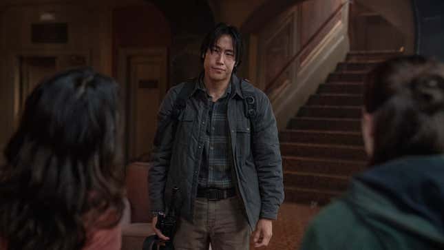 Jesse has a disgruntled expression looking at Dina and Ellie.